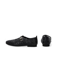 Schwarze, durchbrochene Schuhe mit einer schlanken, spitzen Form. Sie verfügen über ausgeschnittene, dreieckige Muster und einen Riemen mit einer metallischen Schnalle. Flache Sohle.