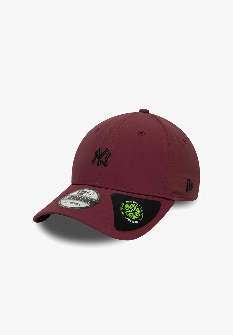 Bordeauxkleurige baseballpet met zwart geborduurd logo, gebogen klep, verstelbare achterkant en een opvallend New Era-label met groene accenten.