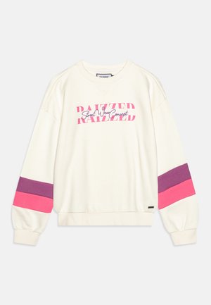 Cremefarbener Pullover mit langen Ärmeln, versehen mit auffälligen pinken und lila Streifen an den Bündchen. Text lautet "RAIZZED Street Wear Concept."