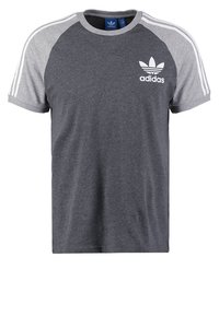 Camiseta Adidas de color gris oscuro con mangas gris claro, detalles de tres franjas blancas en las mangas y logo de Adidas en blanco en el pecho.