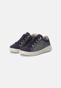 Navyblaue Sneaker aus einer Kombination von Stoff und Wildleder, mit kontrastierenden Einsätzen, runden Schnürsenkeln und einer strukturierten Gummi-Sohle.