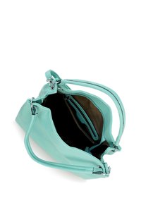 Een turquoise handtas van textuurleer met zilveren hardware, met een ruime binnenkant en twee schouderbanden.