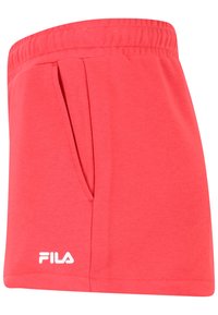 Pantaloni corti in cotone rosso con una cintura elastica, dotati di una tasca laterale e un logo FILA bianco vicino all'orlo. Tessuto liscio e vestibilità casual.