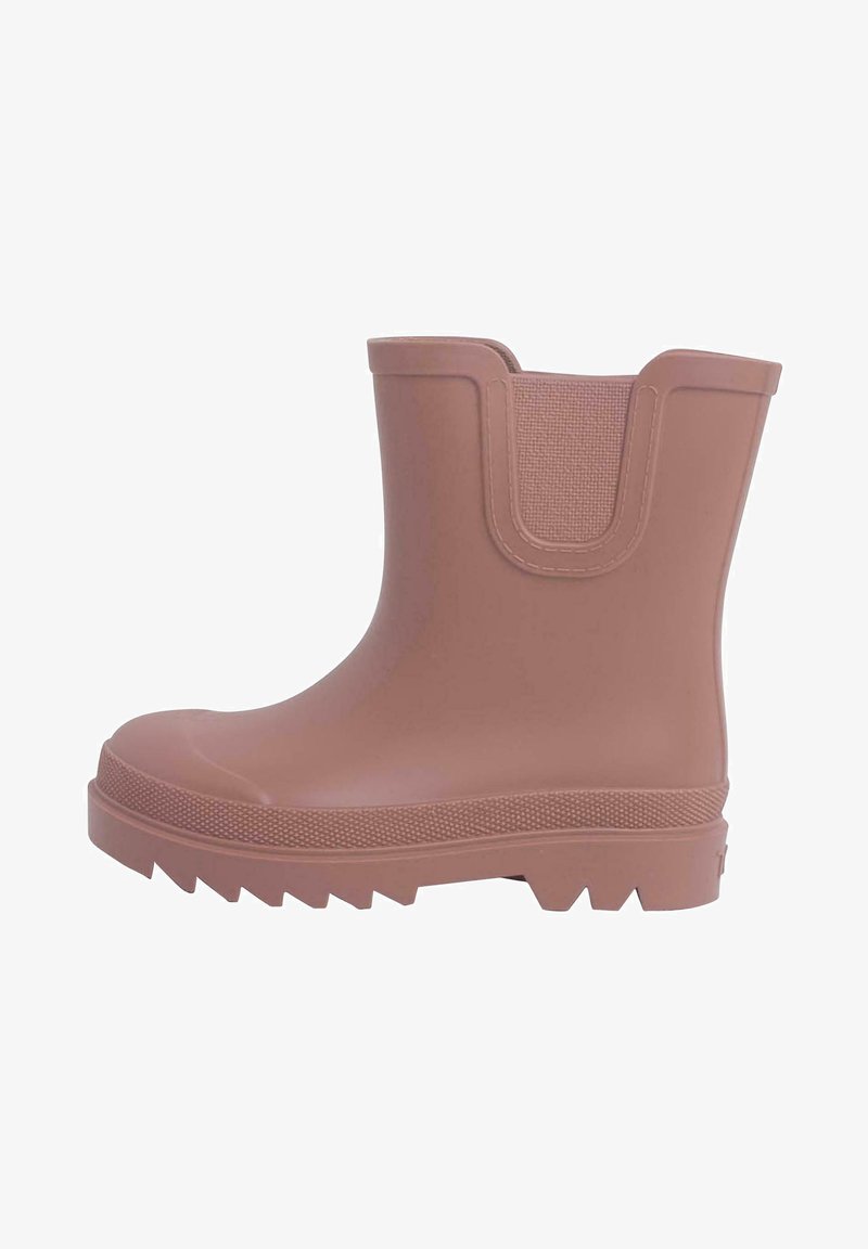 Cizmă de ploaie din cauciuc maro, cu un croi texturat, panouri laterale elastice și o talpă robustă cu șanțuri adânci. Finisaj neted și design cu vârf rotunjit.