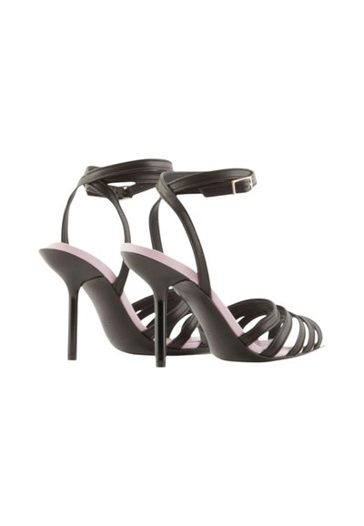 Sandali neri con tacco alto, dotati di sottili cinturini, una soletta rosa e punta affusolata. Presentano cinturini alla caviglia regolabili con una fibbia in metallo.