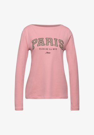 Camisa de manga larga rosa claro con un escote amplio y un estampado gráfico de "PARIS CLUB DE LA RUE" en texto beige y negro.
