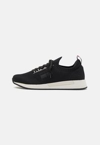 Schwarzer Strick-Sneaker mit sockenähnlichem Design, strukturiertem Obermaterial, kontrastierender weißer Zwischensohle und flachen Schnürsenkeln für einen sicheren Sitz.
