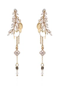 Boucles d'oreilles dorées avec un design en forme de feuille, ornées de gemmes transparentes, de charms ronds et de chaînes pendantes, avec un élément floral.