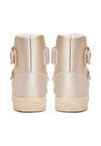 Béžové saténové kotníkové boty s texturovanou krémovou podrážkou, se dvěma bočními popruhy se sponami a zaoblenými špičkami.