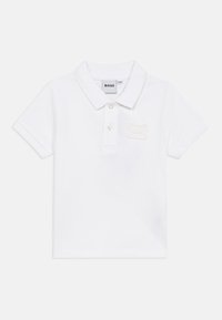 Λευκό πόλο μπλουζάκι από βαμβάκι με κοντά μανίκια, κλασικό γιακά, τρία κουμπιά, και υφασμάτινο λογότυπο στο στήθος.