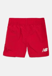 Czerwone spodenki kąpielowe z elastycznym pasem, z białym logo "NB" na dolnej prawej stronie. Materiał jest lekki i gładki.