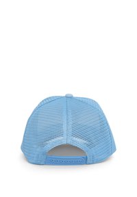 Cappellino azzurro chiaro con retro in rete, dotato di una cinghia regolabile in plastica e una parte superiore arrotondata. La superficie ha una texture liscia con cuciture ricamate.