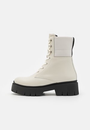 Enkellaarsjes met plateauzool - off-white