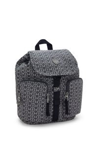 Šedý látkový batoh s geometrickým vzorem, odnímatelným klopou, dvěma předními zipovými kapsami, nastavovacími popruhy a horní rukojetí.