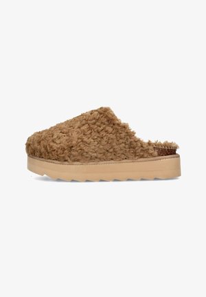 Pantofole marroni pelose senza lacci con una parte superiore testurizzata, suola spessa di colore beige chiaro e una piattaforma leggermente rialzata. Sottopiede sagomato per il comfort.
