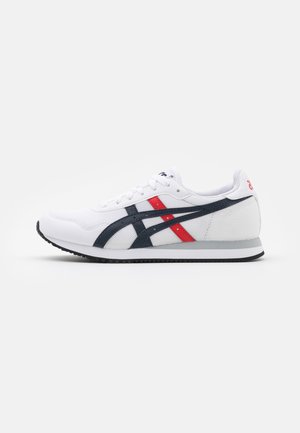 Baskets de sport blanches avec des rayures bleu marine et rouges, tige en mesh et cuir, lacets blancs et semelle noire, vues de côté.