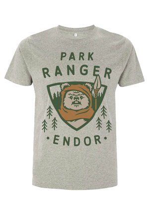 Šedé bavlněné tričko s grafickým designem medvěda v hnědé kápě, orámovaného stromy a textem "PARK RANGER ENDOR."