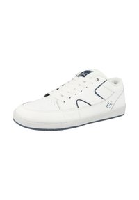 Sneaker bianco con design con lacci, caratterizzato da un accento blu navy sul lato e sul logo, su uno sfondo bianco uniforme.