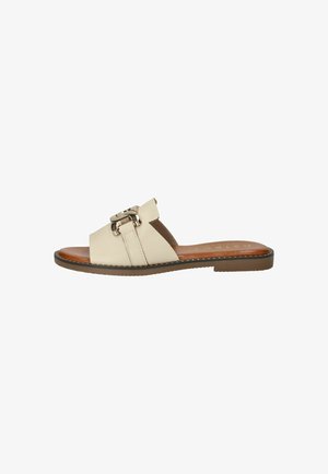Beige leren platte slide sandaal met brede band en zilveren gespsdetail, bruine gewatteerde binnenzool en lage rubberen zool.