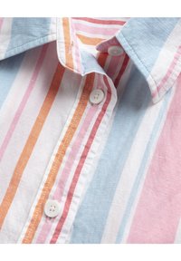 Stribet skjorte med knaplukning, der har lyseblå, pink og orange striber på hvidt stof. Glat tekstur med klassisk krave og hvide knapper.