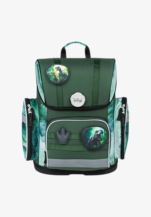 Zielony plecak o błyszczącej powierzchni, ozdobiony naszywkami w motywy dinozaurów, posiadający boczne kieszenie oraz regulowane paski. Materiał jest wytrzymały i gładki w dotyku.