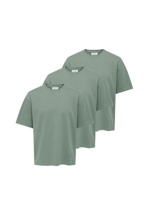 Tre enkle t-shirts med korte ærmer og rund hals i dæmpet grøn, arrangeret overlappende på en hvid baggrund.