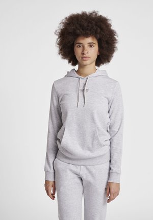 Grå sweatshirt med hætte og frontlomme; blandingsstof af bomuld; har snørebånd og et logo på brystet; parret med matchende bukser.