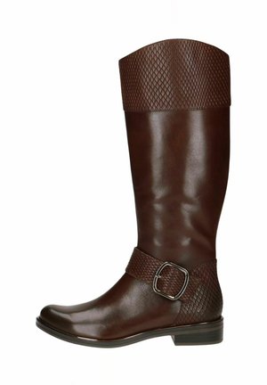 Bottes marron en cuir montantes avec une tige texturée, une tige lisse, un bout carré et une boucle décorative sur une sangle tressée. Talon bas.