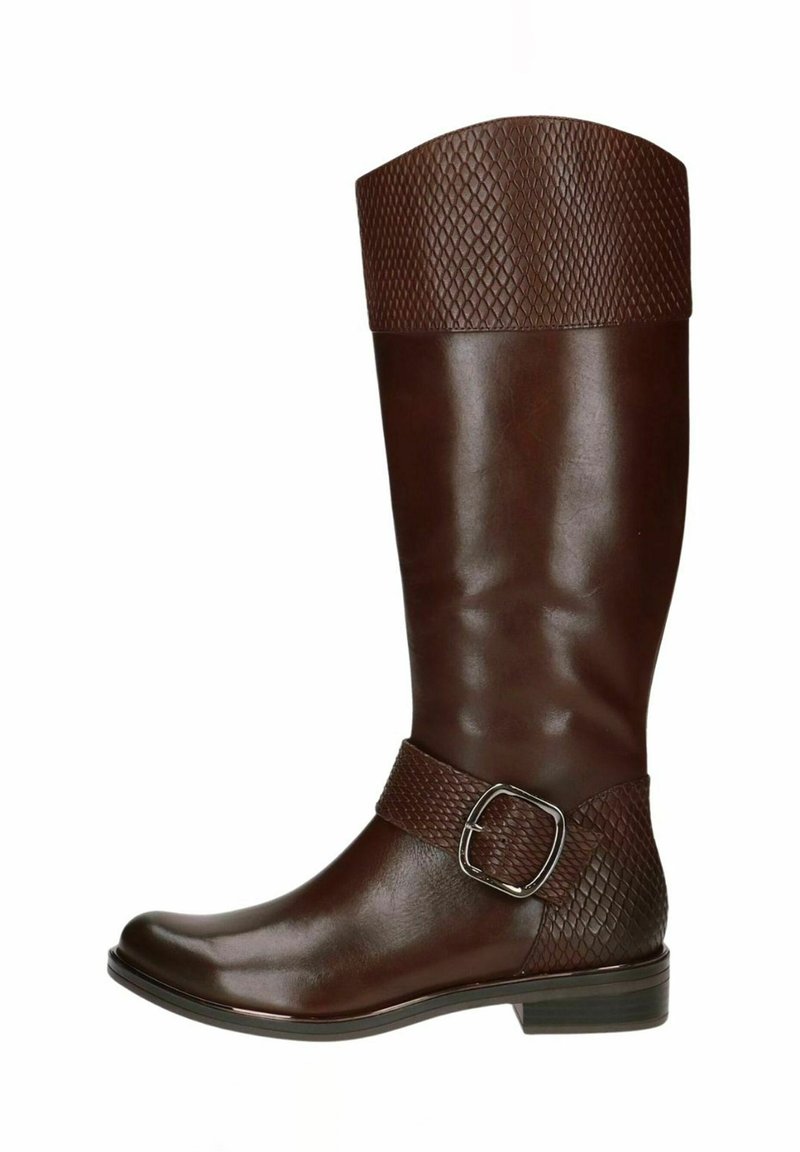 Bota de cuero marrón hasta la rodilla con un upper texturizado, caña lisa, punta cuadrada y una hebilla decorativa en una correa trenzada. Tacón bajo.