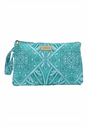 Bolsita de muñeca de tela azul verdosa con patrones intrincados simétricos florales y geométricos, cierre con cremallera y etiqueta "VERDE" en el centro delantero.