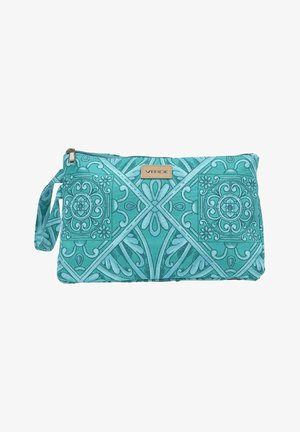 Pochette da polso in tessuto turchese con motivi floreali e geometrici simmetrici intricati, chiusura con cerniera ed etichetta "VERDE" al centro davanti.