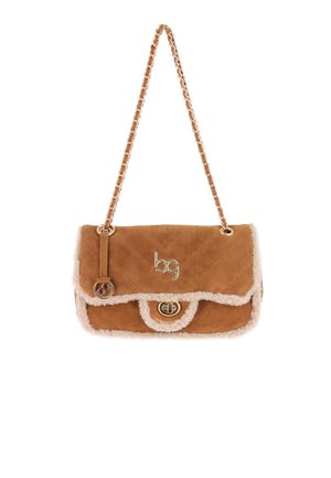 Bolso de hombro de ante marrón con ribete de borreguillo crema, correa de cadena dorada, cierre de torsión dorado y logo metálico "bg" en la solapa delantera.