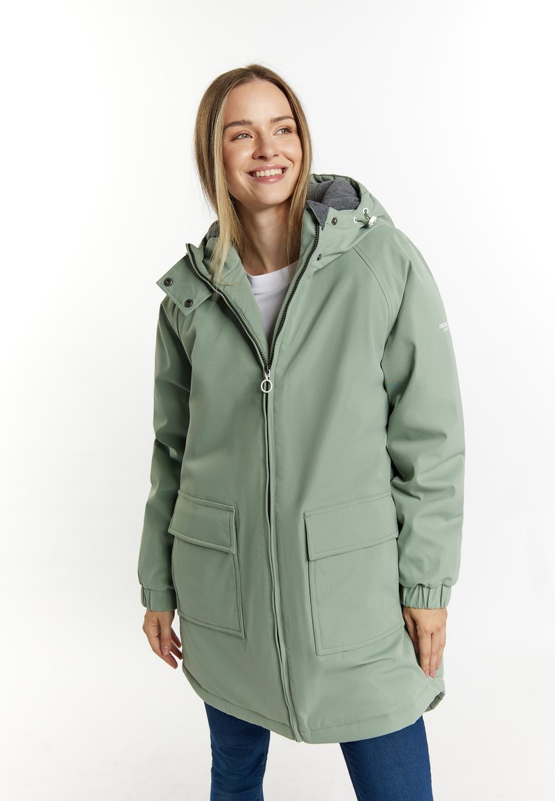 Lys grøn vandtæt parka med frontlynlås, elastiske manchetter og to store forlommer. Har en hætte og grå foring.