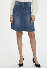 Jeans A-linje kjol, medelhavsblå, har framfickor och knäppning, med knälång nederkant och subtil blekning.