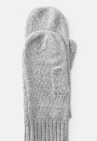 Grå strikkede votter med ribbestrikket mansjett, med en myk tekstur og runde tupp. Designet inkluderer en separat tommelseksjon.