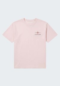 T-shirt rose clair à manches courtes avec col rond, présentant un petit logo boussole marron et le texte "PXP" sur le côté gauche de la poitrine.