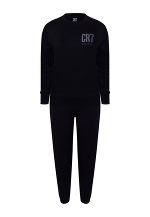 Conjunto de sudadera negra de manga larga y pantalones a juego con el logo "CR7 Nightwear" en la parte superior izquierda del pecho.
