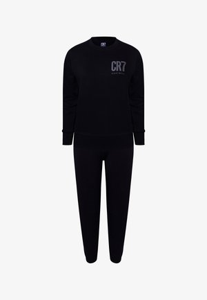 Conjunto de sudadera negra de manga larga y pantalones a juego con el logo "CR7 Nightwear" en la parte superior izquierda del pecho.