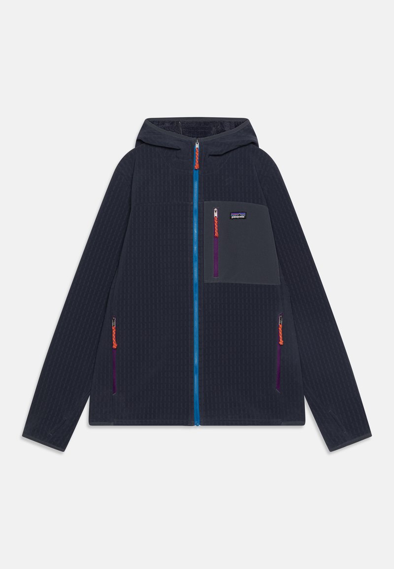 Marineblaue Kapuzenjacke aus strukturiertem Stoff, mit frontalem Reißverschluss, kontrastierendem blauen Reißverschluss und drei Reißverschlusstaschen in verschiedenen Farben.