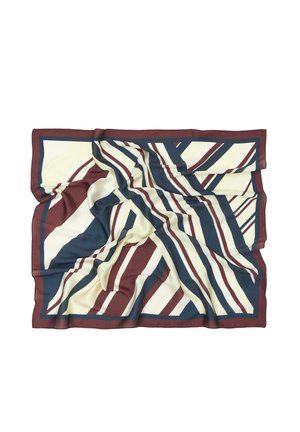 Zijden sjaal met diagonale strepen in bordeauxrood, marineblauw en crème, getoond als gekreukt en plat uitgespreid tegen een witte achtergrond.