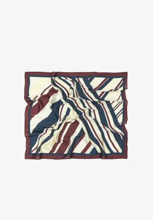 Hodvábna šatka s diagonálnymi pruhmi v bordovej, námorníckej modrej a krémovej farbe, zobrazená pokrčená a rozprestretá na bielom pozadí.