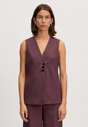 Mouwloos paarse vest met een diepe V-hals, drie zwarte knopen aan de voorkant en een gestructureerd ontwerp. Glad textuur en op maat gemaakte pasvorm.