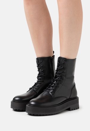 Kotníkové boty na platformě - black
