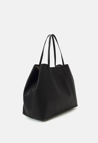 Czarna skórzana torba typu tote o teksturowanym wykończeniu, o zdefiniowanym kształcie i dwiema długimi rączkami. Konstrukcja z otwartym wierzchem z delikatnym przeszyciem.