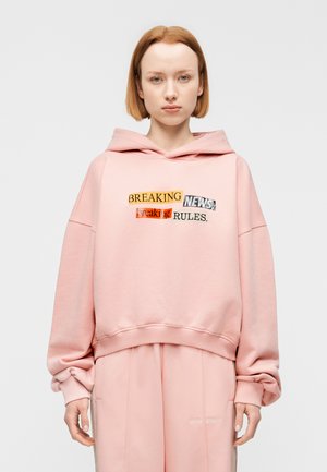 PAXLATIMES QUOTE CROP HOODY - Sweat à capuche - pink/multi