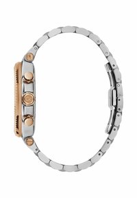 Zegarek ze stali nierdzewnej w srebrnym odcieniu z różowo-złotą ramką, teksturowanymi krawędziami i trzema przyciskami. Posiada bransoletę w formie ogniw.