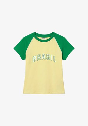 PULL&BEAR, SLIM FIT BRAZIL GRAPHIC - T-SHIRT - Tričko s potlačou - yellow