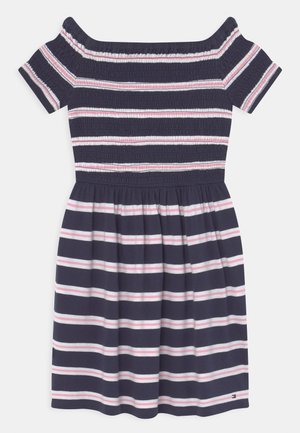 Marineblauwe off-shoulder jurk met korte mouwen, voorzien van horizontale witte en roze strepen en een geplooide rok.