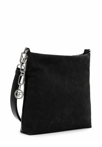 Sac à main rectangulaire noir avec surface texturée, bandoulière amovible avec maillons en chaîne argentés, et pendentif logo rond en argent.