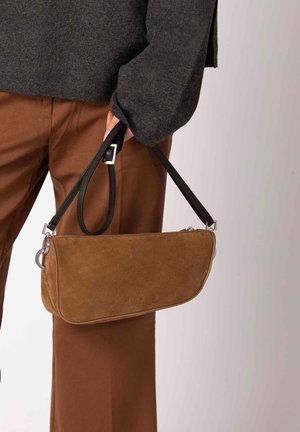 Borsa a mano in pelle scamosciata marrone con chiusura a zip e tracolla in pelle nera rimovibile, dotata di componenti in argento e nome del marchio in rilievo.